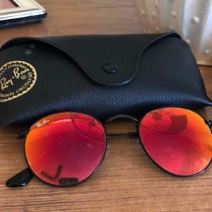 Red round raybans